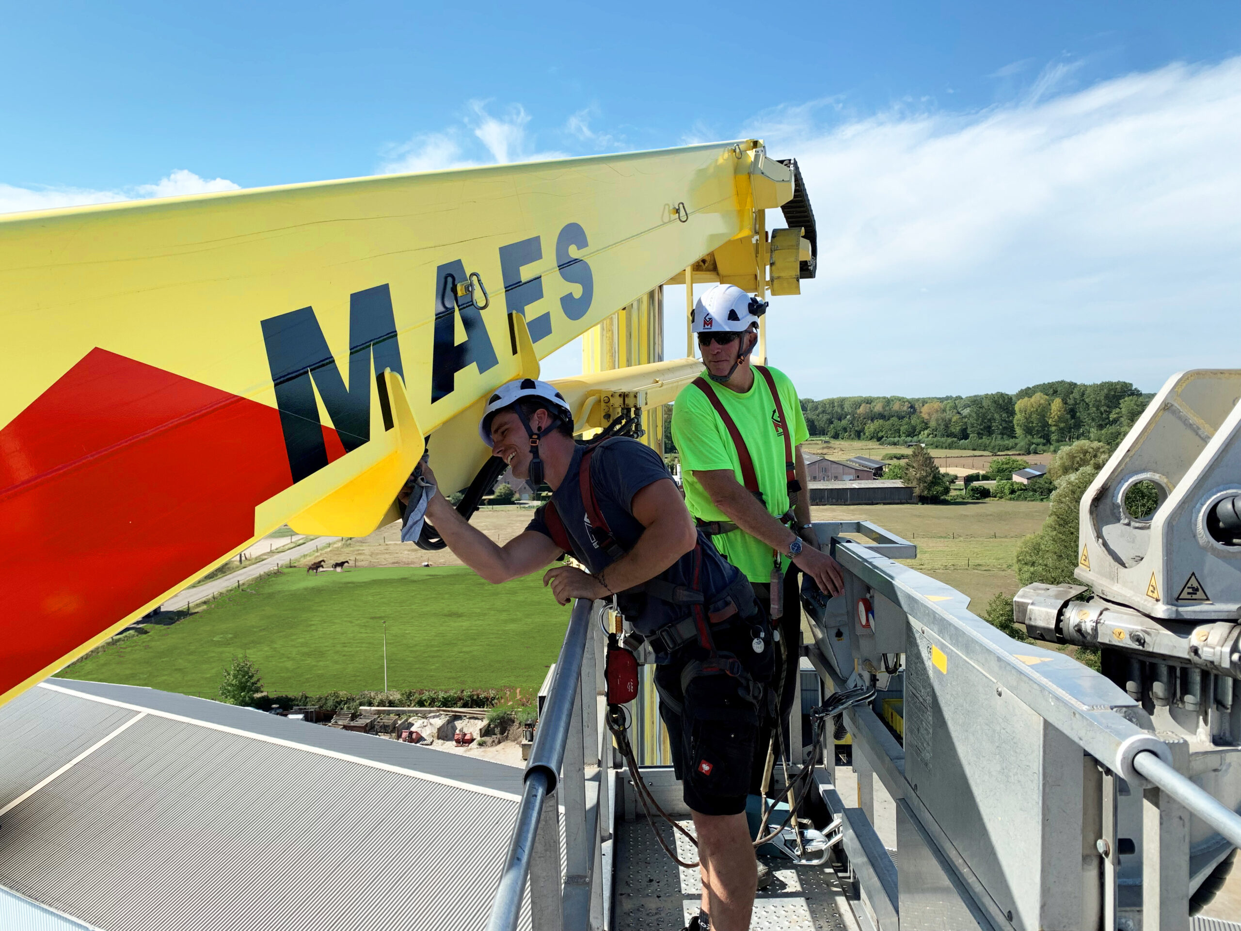 foto mensen aan de slag bij een van de bedrijven van Groep Maes 